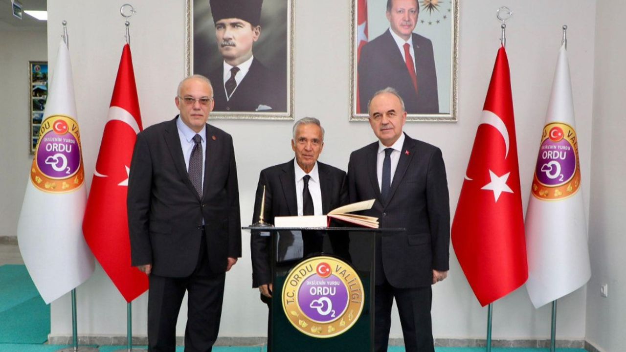 GAZETECİ YAVUZ DONAT VALİ EROL’U ZİYARET ETTİ