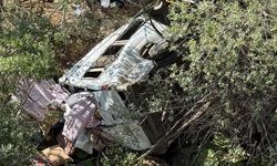 FINDIK İŞÇİLERİNİ TAŞIYAN MİNİBÜS UÇURUMA YUVARLANDI: 3 ÖLÜ, 18 YARALI