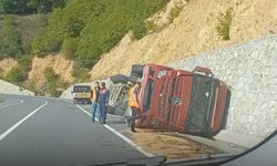 TOPÇAM–MESUDİYE YOLUNDA TIR DEVRİLDİ: CAN KAYBI YOK