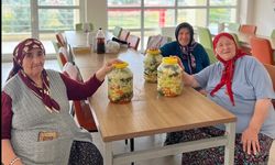 HUZUREVİNDE GELENEKSEL TURŞU KURMA ETKİNLİĞİ DÜZENLENDİ