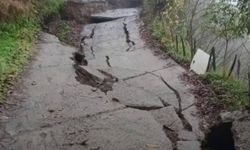 ORDU GÖLKÖY’DE YOL ÇÖKTÜ, SÜRÜCÜLER ZOR ANLAR YAŞADI