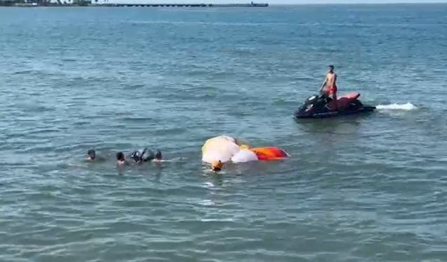 ORDU SAHİLİNDE PARAŞÜT KAZASI: DENİZE DÜŞEN PARAŞÜTÇÜ KURTARILDI
