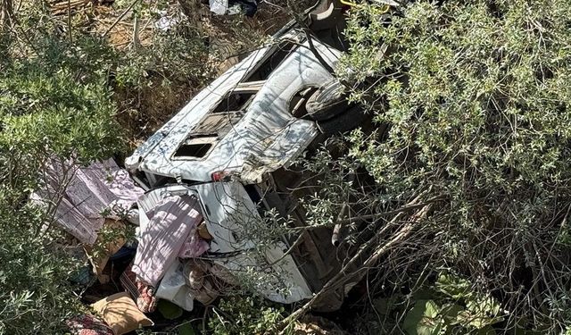 FINDIK İŞÇİLERİNİ TAŞIYAN MİNİBÜS UÇURUMA YUVARLANDI: 3 ÖLÜ, 18 YARALI