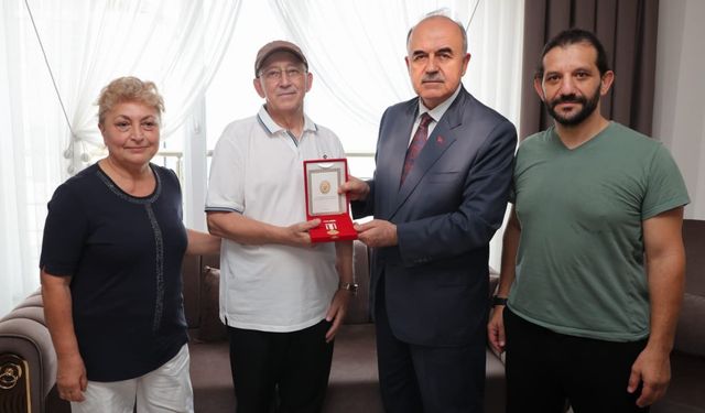 VALİ EROL’DAN KIBRIS GAZİSİNE MADALYA VE BERAT
