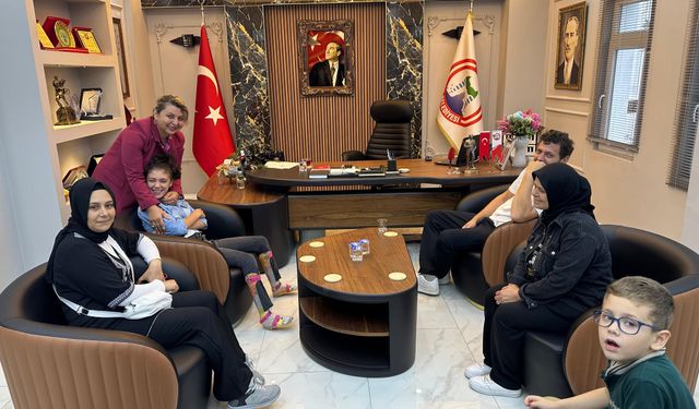 BAŞKAN LEYLA ÇITIR’DAN ÖĞRENCİLERE ÇANTA HEDİYESİ