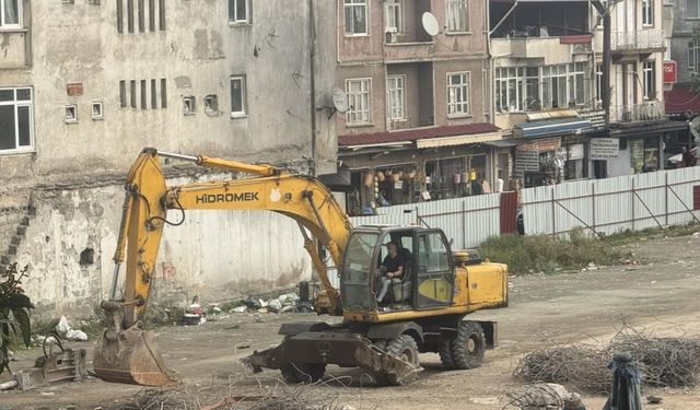 ÇARŞAMBA PAZARI’NDA YIKIM ÇALIŞMALARI SÜRÜYOR