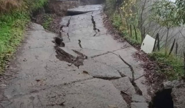 ORDU GÖLKÖY’DE YOL ÇÖKTÜ, SÜRÜCÜLER ZOR ANLAR YAŞADI