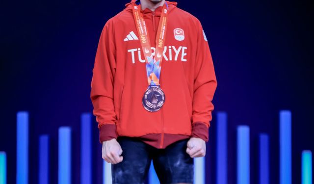ORDU'LU MİLLİ HALTERCİ YUSUF FEHMİ GENÇ RİYAD’DA İKİ ALTIN KAZANDI