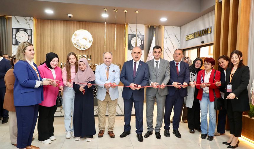 VALİ EROL, “EMEĞİN RENKLERİ” ADLI SERGİNİN AÇILIŞINA KATILDI