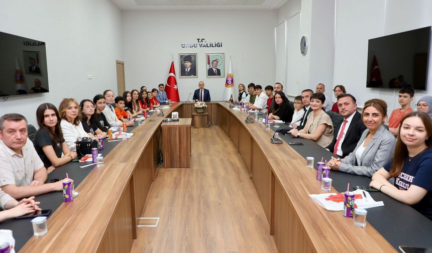VALİ EROL, TÜBİTAK YARIŞMALARINDA DERECEYE GİREN ÖĞRENCİLERİ KABUL ETTİ