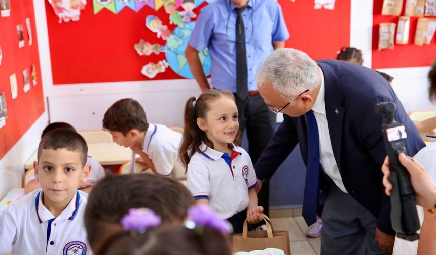 BAŞKAN GÜLER ÖĞRENCİLERİN KARNE SEVİNCİNE ORTAK OLDU