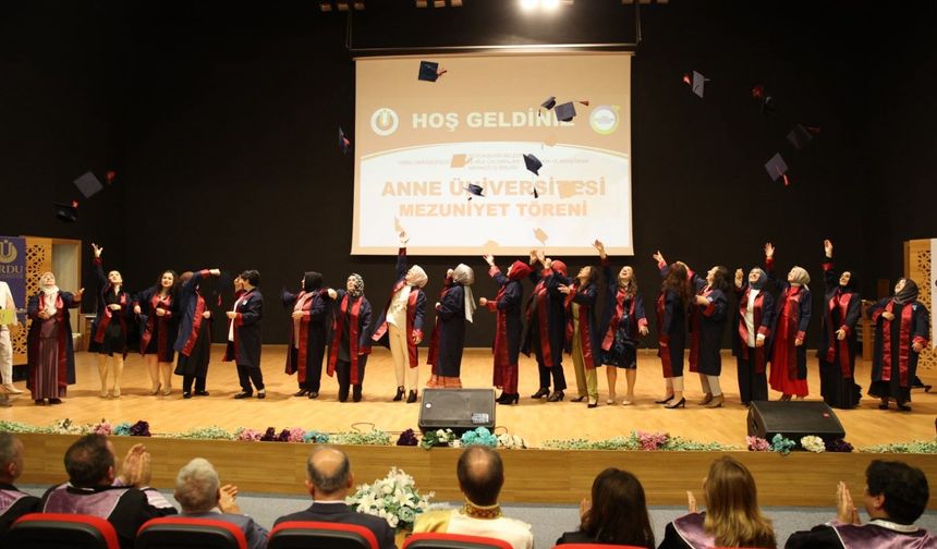 ANNE ÜNİVERSİTESİ’NDE İLK MEZUNİYET HEYECANI