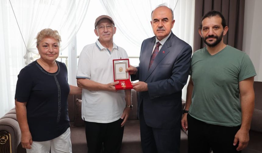 VALİ EROL’DAN KIBRIS GAZİSİNE MADALYA VE BERAT