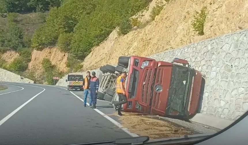 TOPÇAM–MESUDİYE YOLUNDA TIR DEVRİLDİ: CAN KAYBI YOK