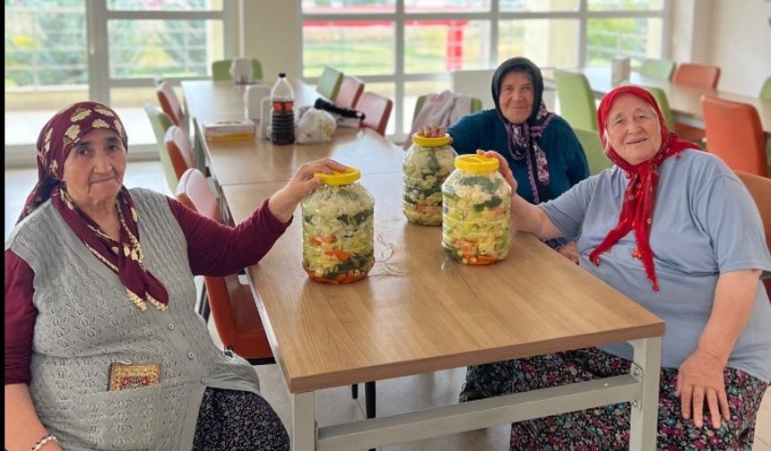 HUZUREVİNDE GELENEKSEL TURŞU KURMA ETKİNLİĞİ DÜZENLENDİ