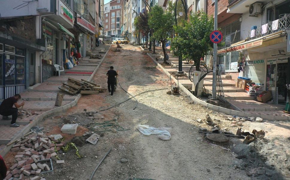 BÜYÜKŞEHİR’DEN AYBASTI’DA YOL VE KALDIRIM ÇALIŞMASI