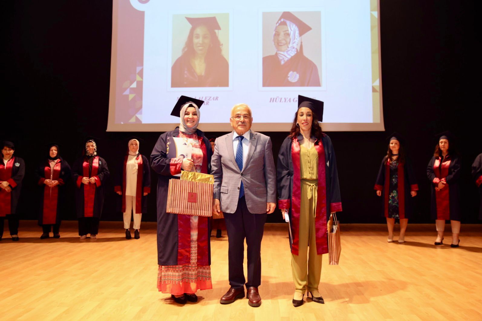 Anne Üni̇versi̇tesi̇ Öğrenci̇leri̇ Mezun Oldu (7)
